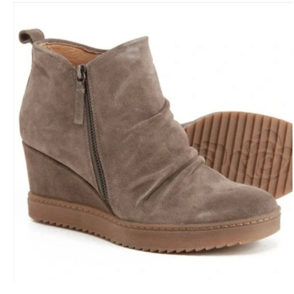 Sofft Siri Waterproof Slouch Suede Wedge Ankle Boots Womens 8.5 Taupe Excellent